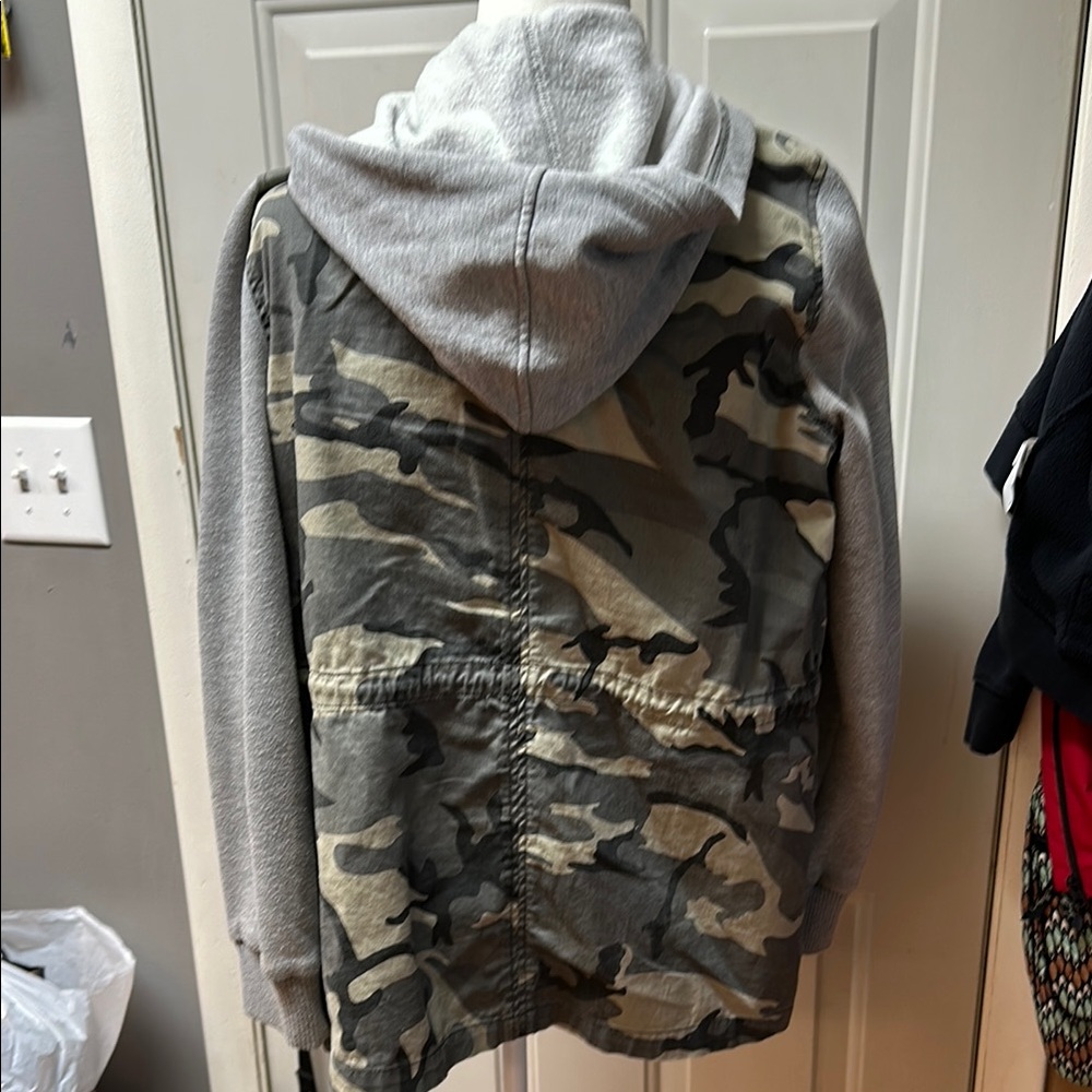 🎉HP🎉 Forever 21 Camo Utility Jacket with Grey Sleeves - Picture 2 of 6